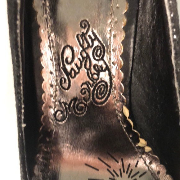 🌻 Naughty Monkey Black Lace Heels - Picture 4 of 7